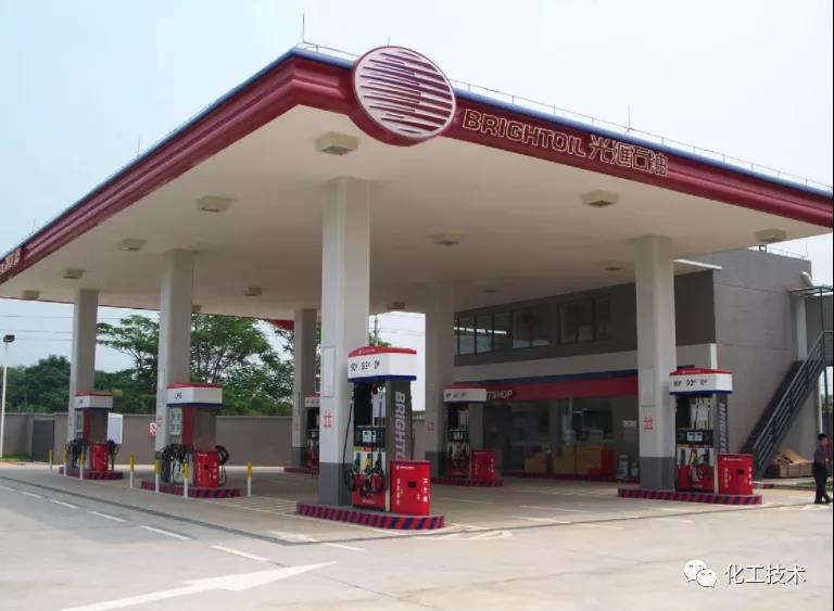 帶領(lǐng)公司向互聯(lián)網(wǎng)方向轉(zhuǎn)型，大規(guī)模發(fā)展欠債累累