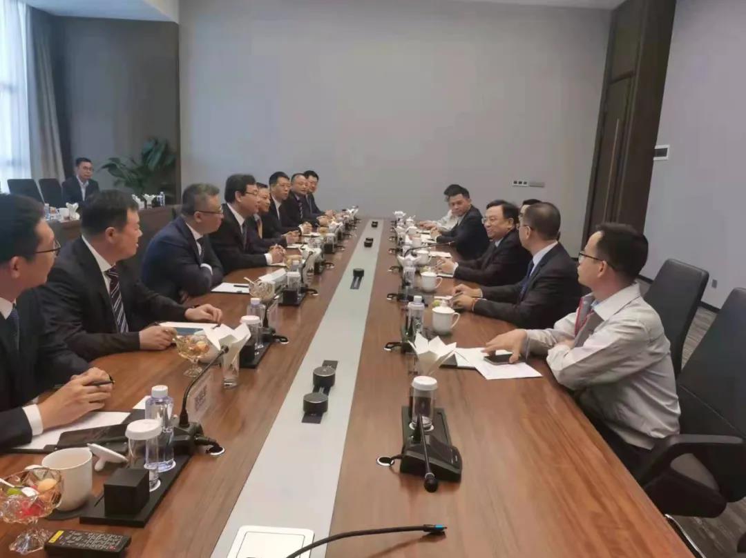 比亞迪董事長(zhǎng)兼總裁王傳福與玲瓏輪胎董事長(zhǎng)、總裁王鋒親切交流