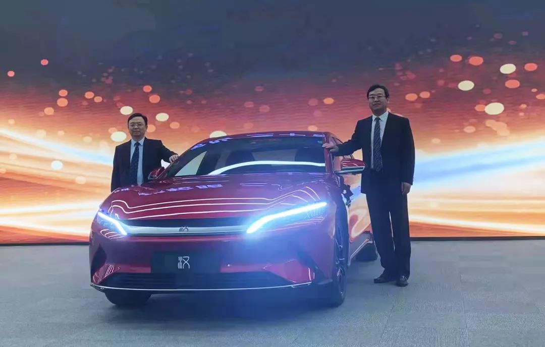 比亞迪董事長(zhǎng)兼總裁王傳福與玲瓏輪胎董事長(zhǎng)、總裁王鋒在比亞迪“漢”前合影