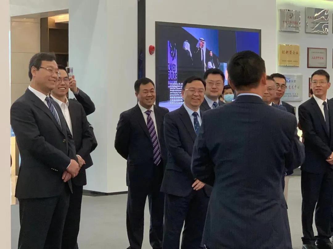 比亞迪董事長(zhǎng)兼總裁王傳福攜玲瓏輪胎董事長(zhǎng)、總裁王鋒等人參觀交流