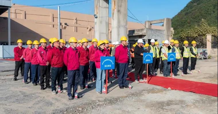 項(xiàng)目業(yè)主單位、建筑單位和監(jiān)理單位以及其他項(xiàng)目參與人員共同出席了開(kāi)工儀式