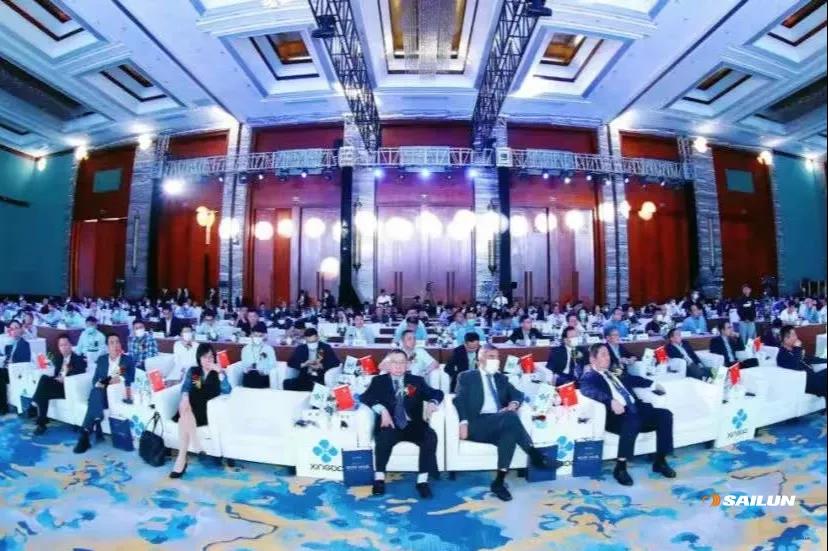 來自全球各地的300多位行業(yè)領(lǐng)袖、專家、學者參加峰會