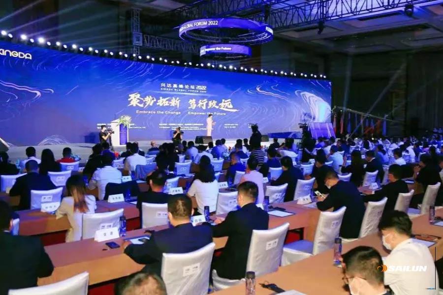 來自全球各地的300多位行業(yè)領(lǐng)袖、專家、學者參加峰會