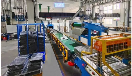 項目備案產(chǎn)品產(chǎn)能為年產(chǎn)10萬噸混煉膠、3萬噸預分散母膠粒、9萬噸橡膠、橡塑制品(2000萬件/套)。計劃分兩期建設(shè)。